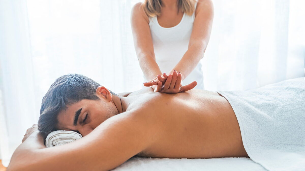 Спокойная массажная комната в Nova Spa Antalya Masaj Salonu, подготовленная для отдыха до и после сеанса массажа